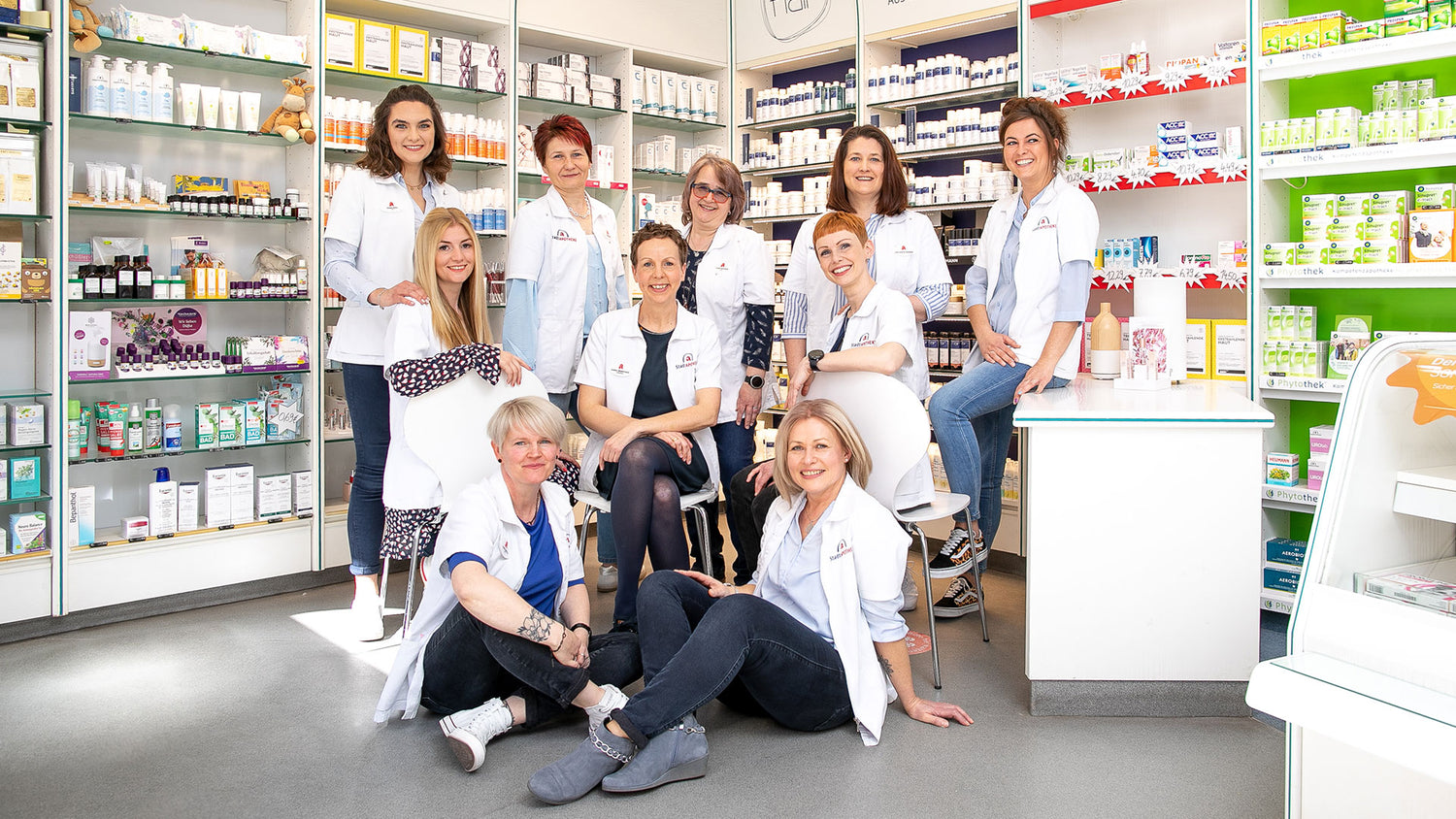 Foto des Teams der Stadt Apotheke Sondershausen im Verkaufsraum der Apotheke